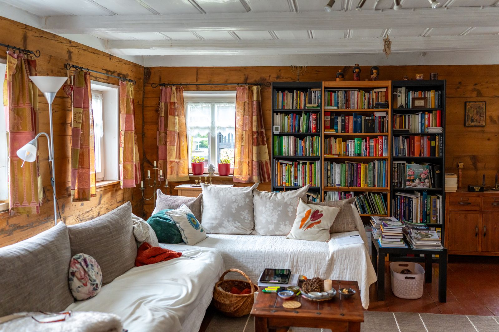 Living room with a light sofa, a wooden bookshelf, and a round side table